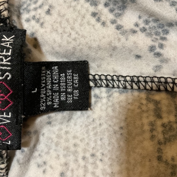 LOVE❤️ STREAK LEGGINGS (VERY VERY SOFT) - Picture 4 of 5